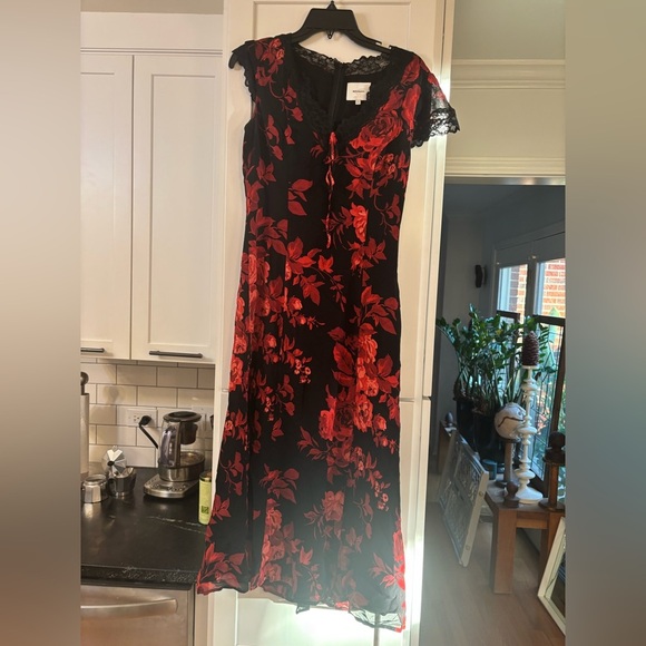 new Tiffie v neck midi dress in Basilica floral print - Picture 4 of 8